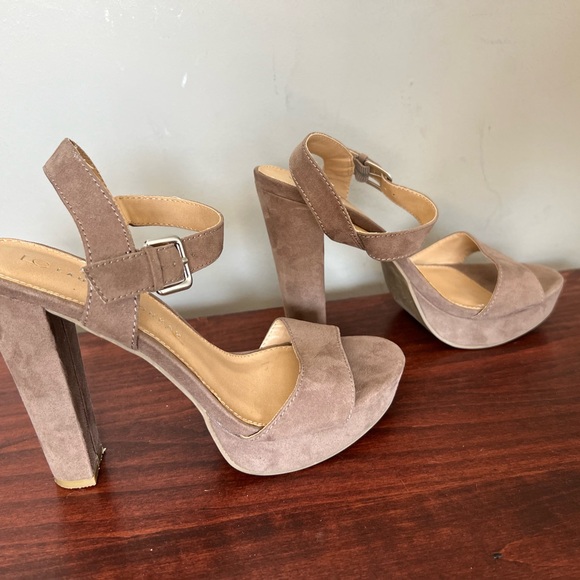 “Suede” Lauren Conrad strappy heel size 9
Mushroom in color. Not worn- tried on. - Picture 3 of 5